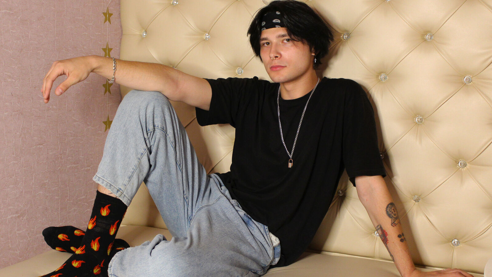 Speak with AxelBates Live