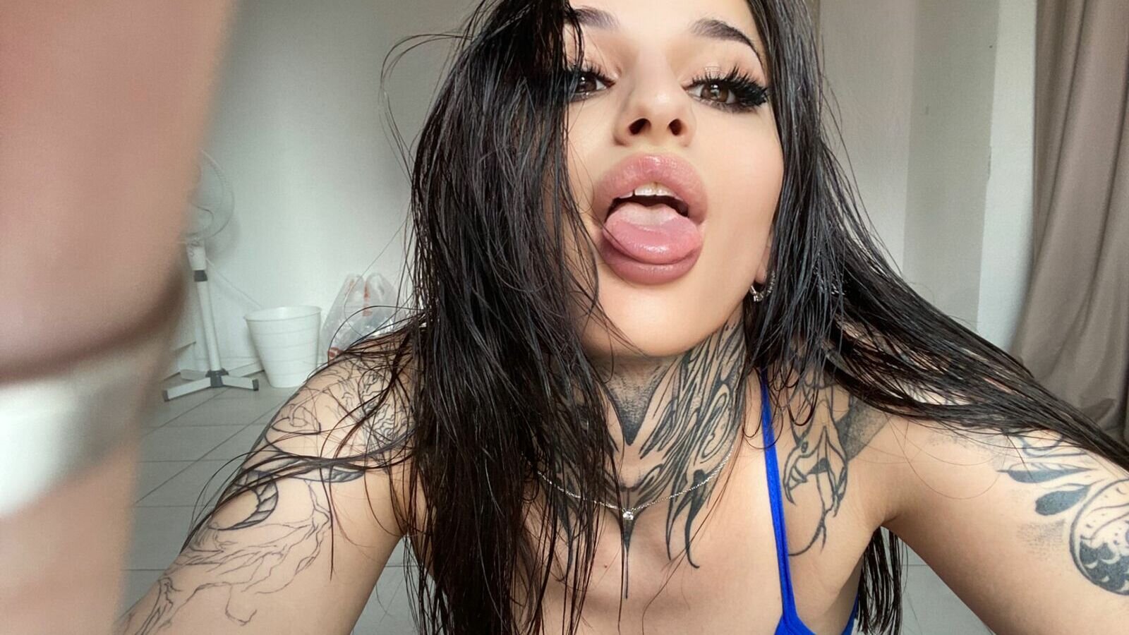 Speak with HannaLessli Live