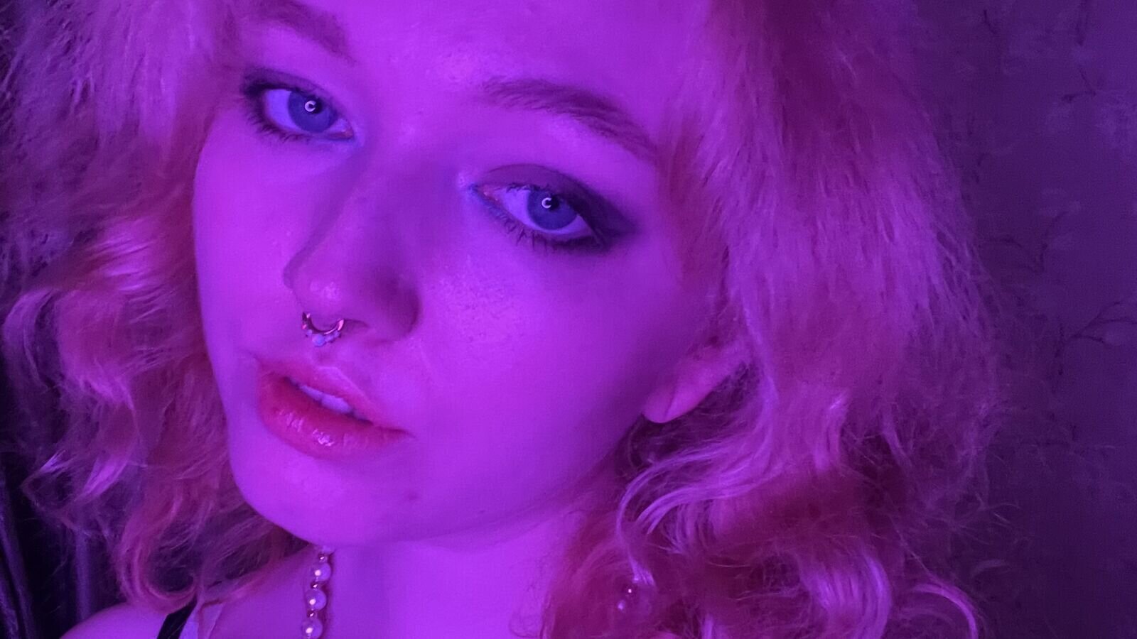 Speak with ViolaHills Live